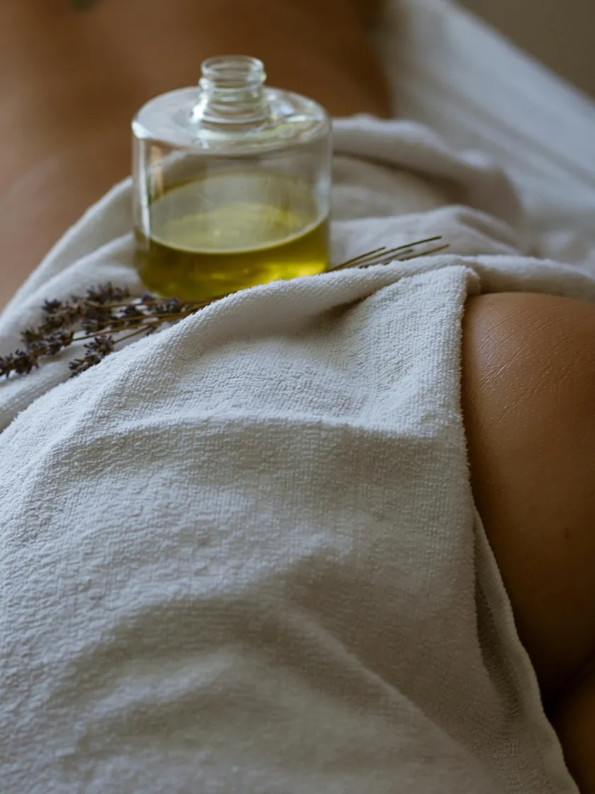 Aromatherapie — Öl und Lavendel auf Massageliege