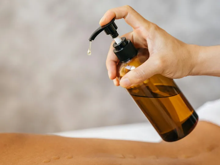 Ätherisches Öl und Lavendel auf einer Massageliege — Aromaölmassage